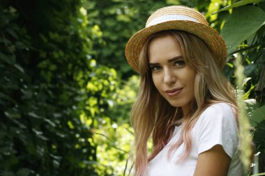 Bir bakışları ile şapkalı bir kız