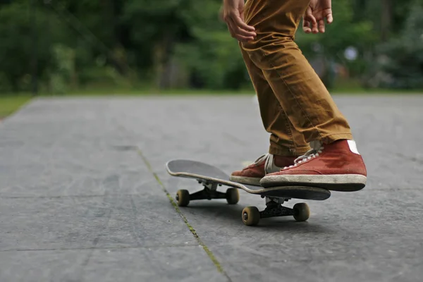 Adolescent sur une planche à roulettes dans la ville — Photo