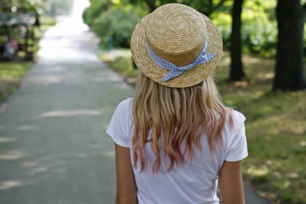 En flicka i en hatt på en promenad — Stockfoto
