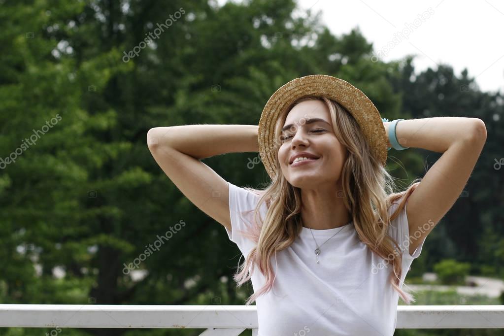 Hawt blonde in straw hat fuck and facial