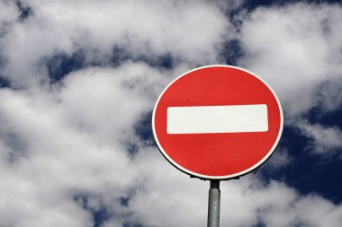 Mavi gökyüzü arka plan üzerinde kırmızı işaret