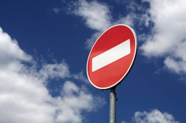 Mavi gökyüzü arka plan üzerinde kırmızı işaret