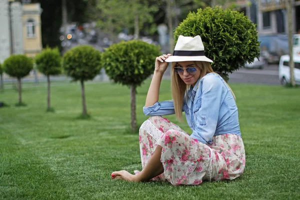 Девушка в шляпе на зеленой лужайке — стоковое фото