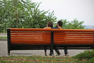 Ukrayna, Kiev, - 26 Haziran 2017: erkek ve kadın parkta bir bankta otururken