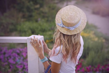 Tek başına Hasır Şapkalı Kız