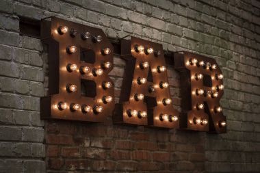 Aydınlık Bar mektuplar. Paslı metal çelenk akkor lambalar ile bir tuğla duvara üçboyutlu harfler