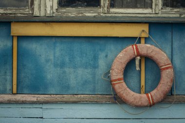 Arka plan bir ahşap bina duvara eski lifebuoy