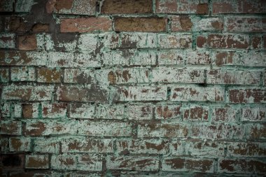 Yeşil boya izleri ile eski tuğla duvar