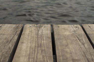 Bir nilüfer bir mavi gökyüzü arka plan su yüzeyinden yansıtılır