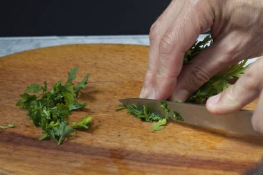 Bir nilüfer bir mavi gökyüzü arka plan su yüzeyinden yansıtılır