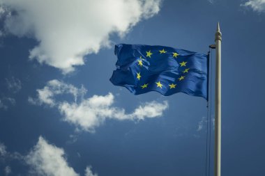 Flagstaff mavi gökyüzü arka planı Avrupa bayrağı