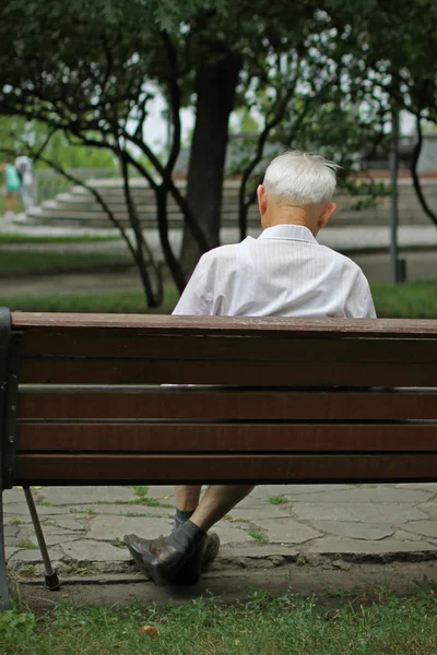 Adam parkta bir bankta oturuyor