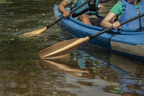 Twee in een kajak, roeien op het water — Stockfoto