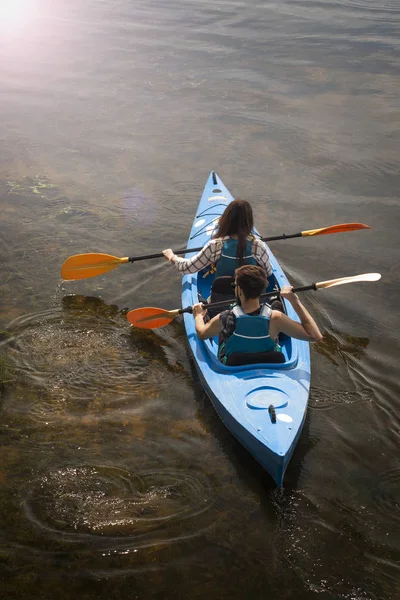 Un hombre y una mujer nadan en un kayak —  Fotos de Stock