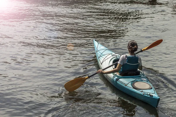 Una ragazza che galleggia in kayak — Foto Stock