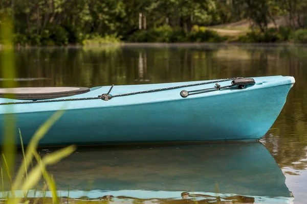 Kayak turquoise au bord de la rivière — Photo