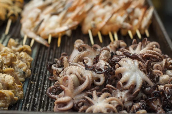 Ahtapot ve diğer deniz ürünleri üzerinde bir Barbekü yemek. Bir ziyafet için hazırlanıyor — Stok fotoğraf