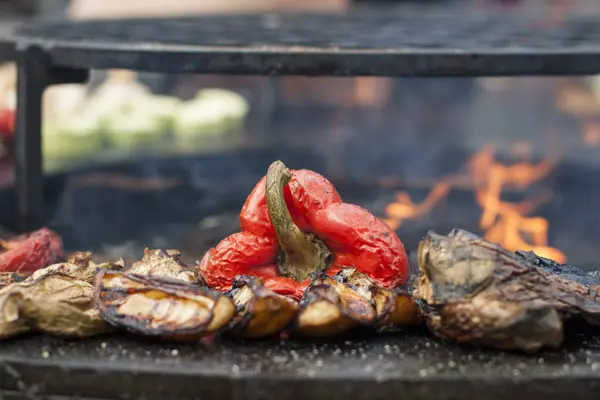 Kırmızı Biber Patates Dilimleri Bir Sıcak Izgara Yüzey Üzerinde Pişirilir — Stok fotoğraf