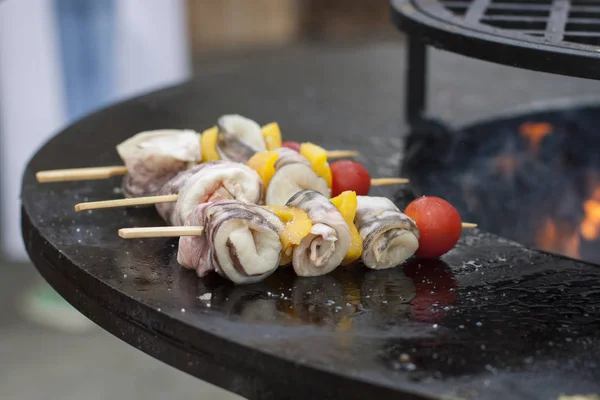 Sarı dolmalık biber, domates ve balık rulo şiş üzerinde bir sıcak ızgara yüzey üzerinde pişirilir — Stok fotoğraf