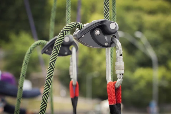 Klimmen apparatuur, bevestiging van een groene touw met een karabijn. Toned — Stockfoto