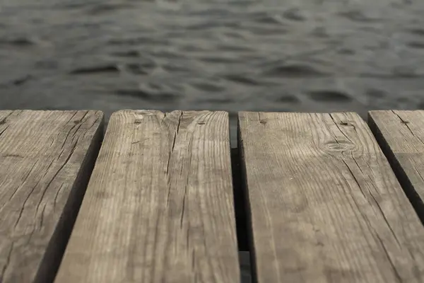 Bir nilüfer bir mavi gökyüzü arka plan su yüzeyinden yansıtılır