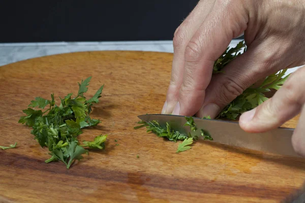 Bir nilüfer bir mavi gökyüzü arka plan su yüzeyinden yansıtılır