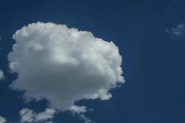 Ένα Μεγάλο Λευκό Σύννεφο Κατά Τον Μπλε Ουρανό Φόντο — Φωτογραφία Αρχείου