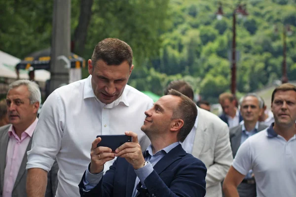 Ukrayna, Kiev, Trukhanov Adası - 4 Temmuz 2017: Sokakta Trukhanov Adası. Belediye Başkanı Ukrayna, Kiev şehri başkenti. Geçmişte, eski dünya boks şampiyonu