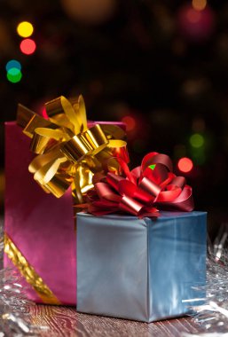 Mum ve Noel ışıkları arka plan ile renkli hediye kutusu