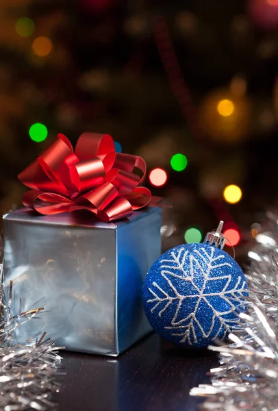 Scatola regalo colorato con sfondo luci di Natale — Foto Stock