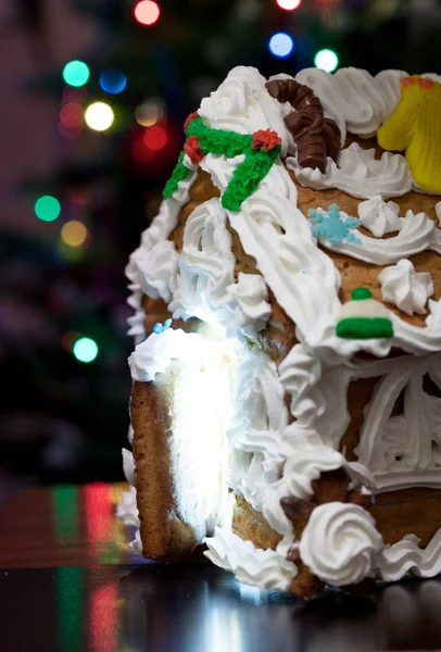 Casa de Navidad casera de jengibre con fondo bokeh noche —  Fotos de Stock