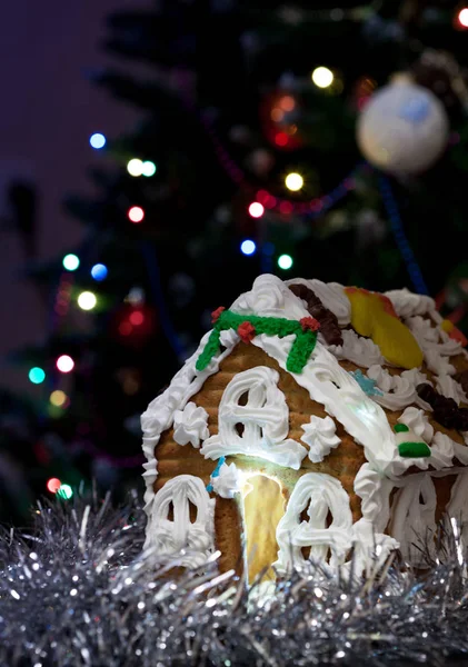 Casa de Navidad casera de jengibre con fondo bokeh noche — Foto de Stock