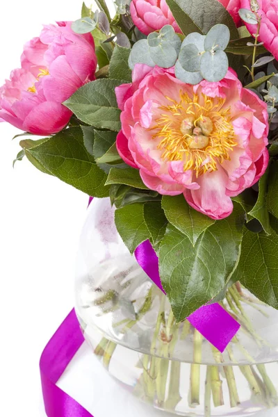 Incredibile bouquet di pioni rosa isolati su sfondo bianco — Foto Stock