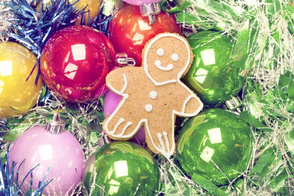 Hombre de Navidad de pan de jengibre con manojo de bolas de colores y estaño —  Fotos de Stock