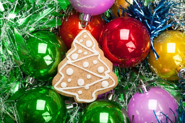 Árbol de Navidad de pan de jengibre con racimo de bolas de colores y ti —  Fotos de Stock