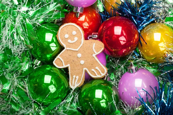 Hombre de Navidad de pan de jengibre con manojo de bolas de colores y estaño —  Fotos de Stock