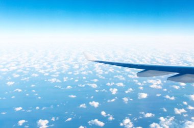 Şaşırtıcı bulutlar ve gökyüzü uçaktan görüldüğü gibi