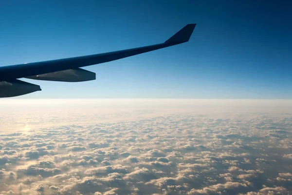 Increíbles nubes y el cielo visto desde el avión — Foto de Stock