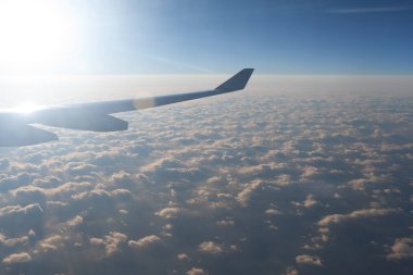 Şaşırtıcı uçaktan görüldüğü gibi gökyüzü ve bulutlar