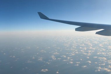 Şaşırtıcı uçaktan görüldüğü gibi gökyüzü ve bulutlar