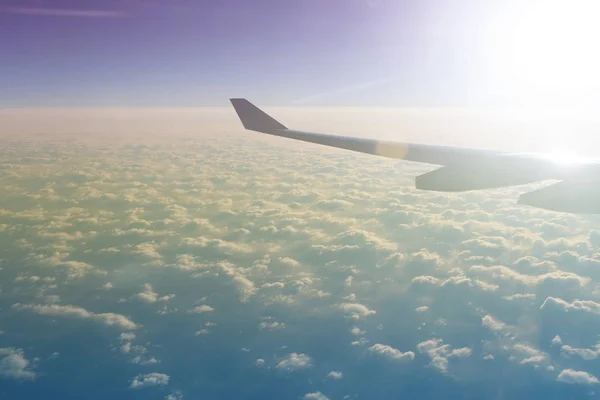 Nuages étonnants et ciel vu de l'avion — Photo