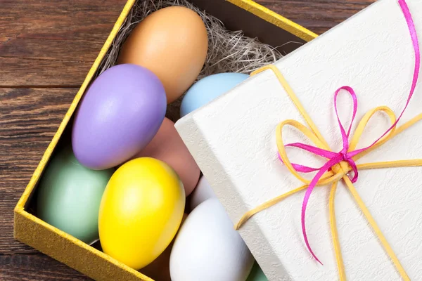 Színes húsvéti tojás díszített gyönyörű díszdobozban — Stock Fotó
