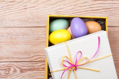 Renkli Paskalya yumurtaları içinde güzel giftbox dekore edilmiştir.