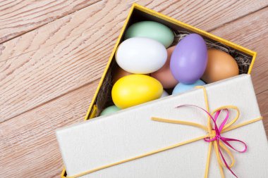 Renkli Paskalya yumurtaları içinde güzel giftbox dekore edilmiştir.