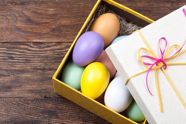Bunte Ostereier in schöner Geschenkbox verziert — Stockfoto