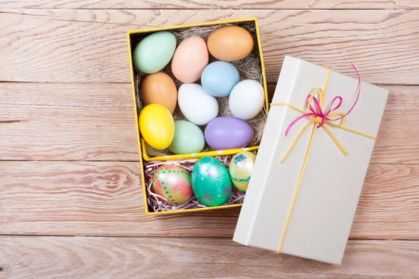 Uova di Pasqua colorate decorate in una bella scatola regalo — Foto Stock