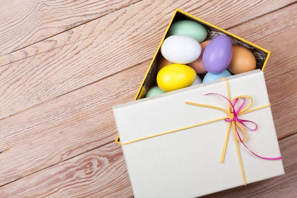 Bunte Ostereier in schöner Geschenkbox verziert — Stockfoto