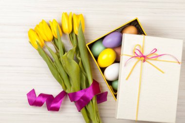 Paskalya yumurtaları renkli Lale ile bir kutu içinde