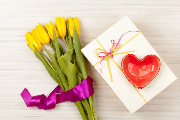 Romantische tulip boeket en geschenk doos — Stockfoto