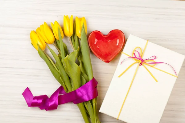 Bouquet de tulipes romantique et boîte cadeau — Photo